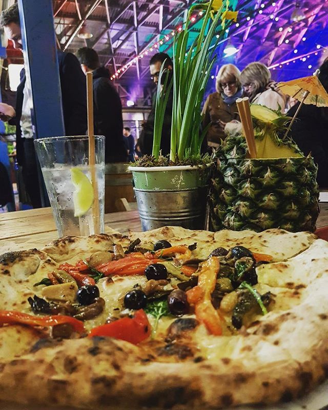 Date night @streetfeastldn tasty cocktails, cheeky G&T and delicious pizza. All provided by @theginkitchen @rustbucketpizzaco .
.
.
#datenight #streetfeast #woolwich #rustbucket #ginkitchen #indoormarket #streetfood #london #goodeat #goodbrinks #booze #c… ift.tt/2pkbzWo