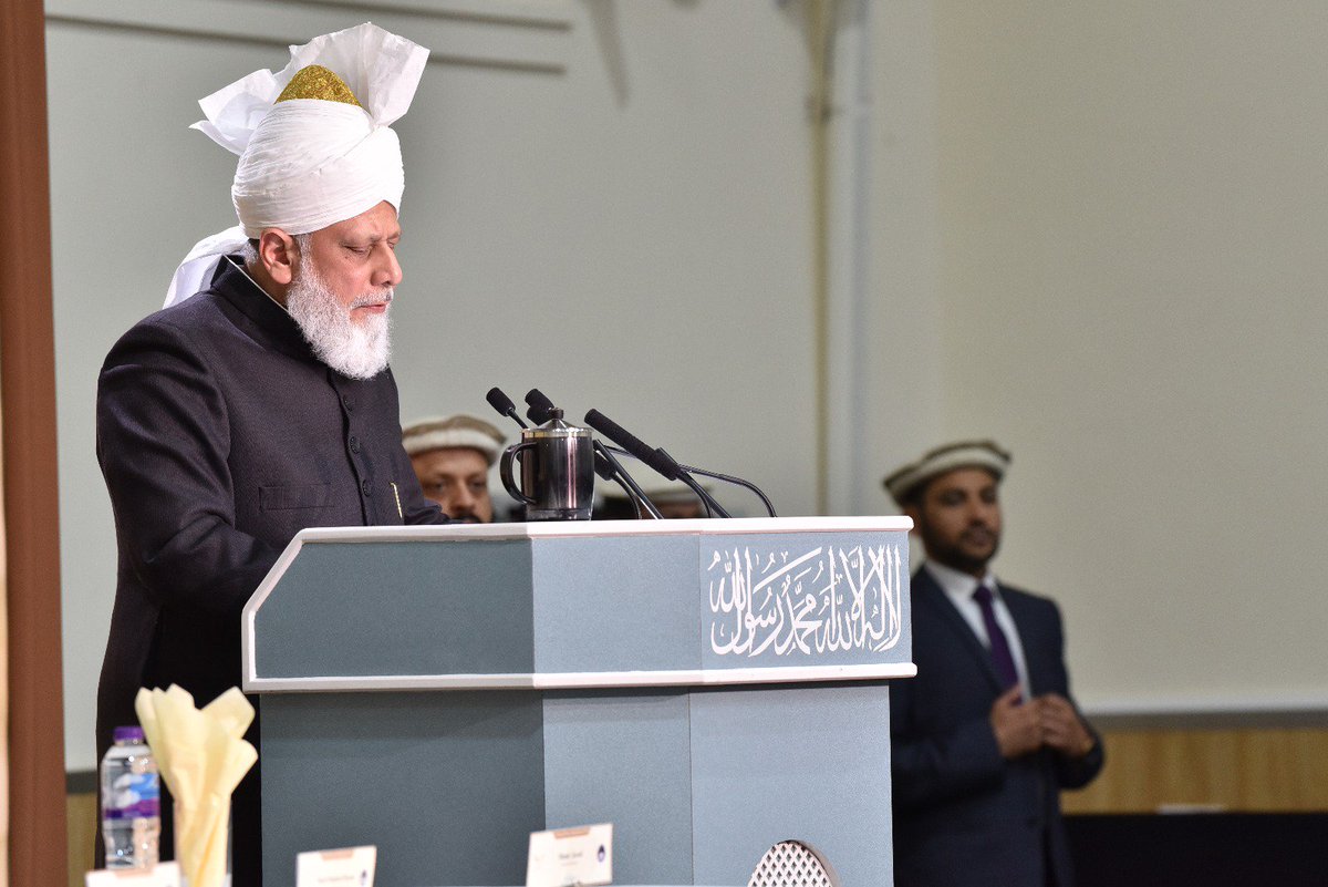 AhmadiyyaUK's tweet photo. 'It is my firm belief and conviction that the greatest example of mercy and forgiveness in the world is that of the Holy Prophet Muhammad, peace be upon him'. Hazrat Khalifatul Masih V at today's #PeaceSymposiumUK https://t.co/fCPV8X1iNw