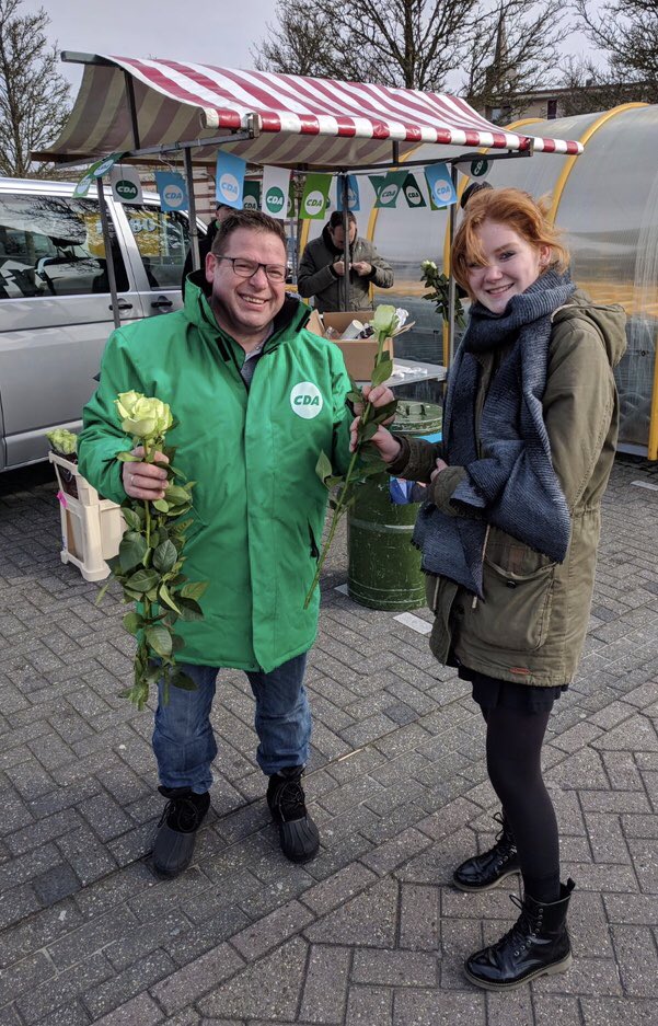 Drukke campagnedag op de Urker markt. Uiteraard werd er ook even bijgepraat met andere partijen. Op de foto deelt <a href="/WillemFoppen/">Willem Foppen</a> een groene CDA-roos uit aan <a href="/AnjaKeuter/">Anja Keuter</a> van <a href="/gemeentebel_urk/">Gemeentebelangen</a>. #cda #urk #jouwstem