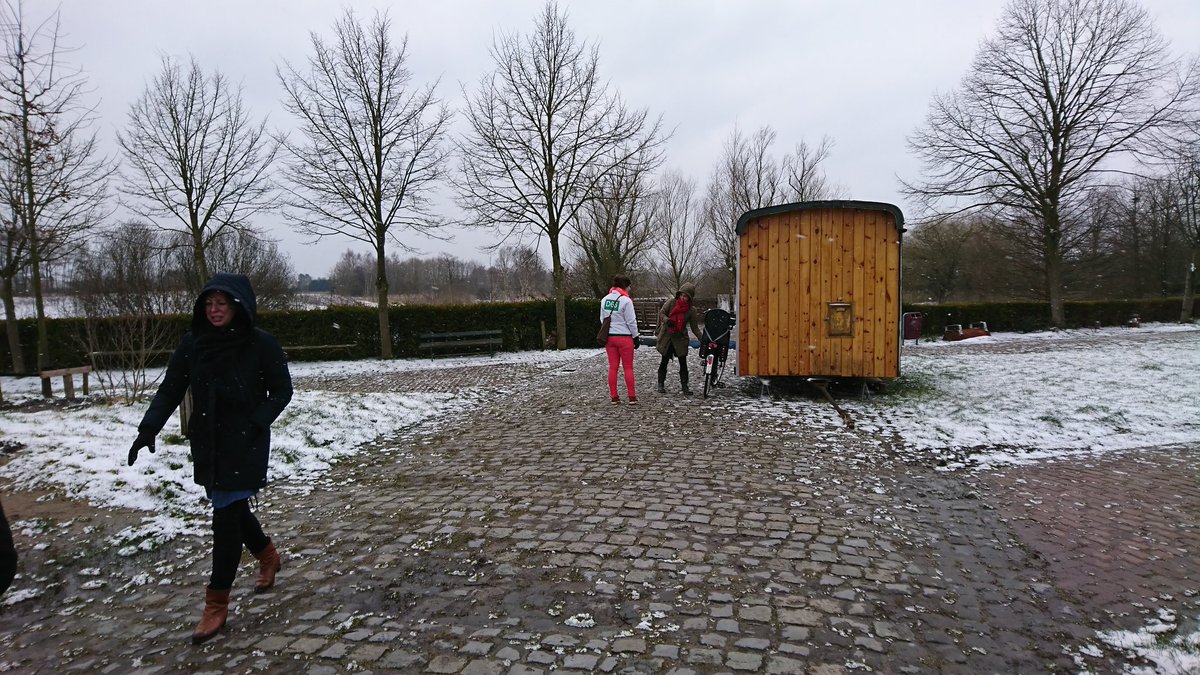 Vandaag hebben wij weer en wind getrotseerd om te spreken met een aantal bestuursleden van stichting Bij Anna. We spraken over hun maatschappelijke rol, hun activiteiten en hun plannen voor de bouw van een koffie en theehuis.

#d66krijgthetvoorelkaar #Zundert  #BijAnna #GR2018