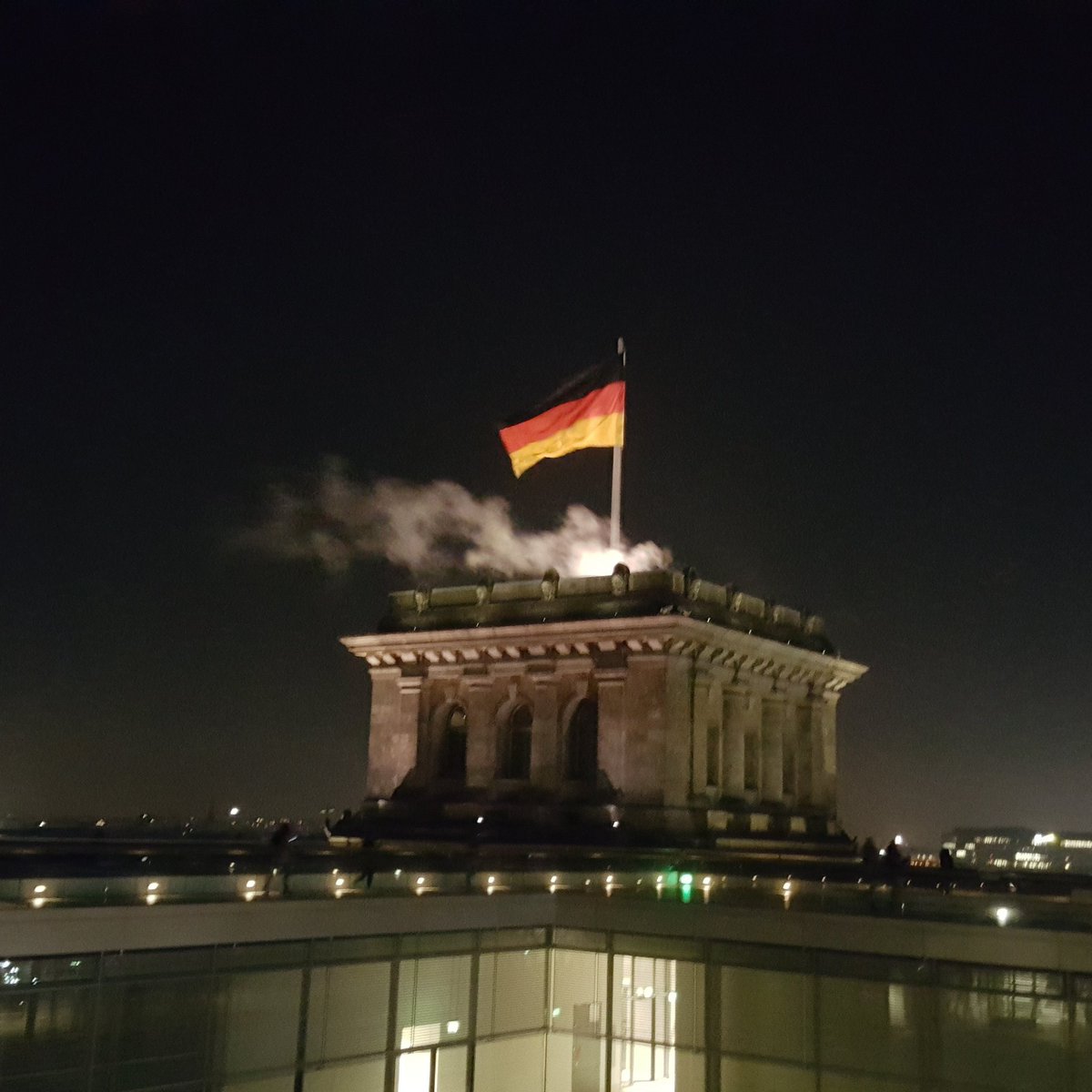 weisser Rauch = wir haben einen neuen Papst ... ähm, eine neue Regierung #Berlin #Reichstag #Bundesregierung