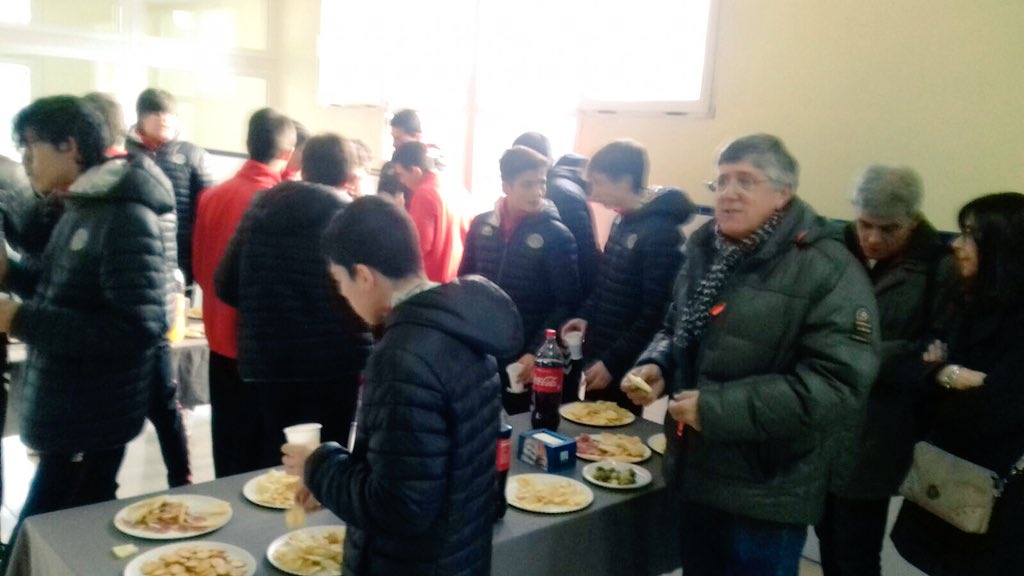 ADEMARLEON's tweet photo. Tras el partido contra @AnaitasunaBM , los jugadores de la #canteraAdemar  disfrutaron de una merienda en el Palacio, como agradecimientos del Club por su colaboración en los partidos @ehfcl en esta temporada. Asistieron también entrenadores y miembros de la JD https://t.co/ZMR8SmKzWn