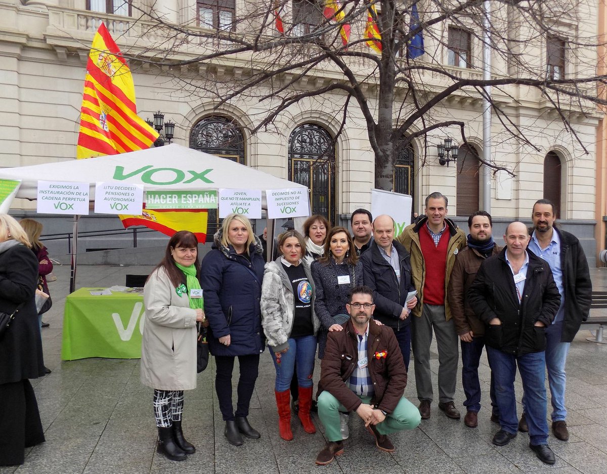 voxnoticias_es's tweet photo. 🚔 Hoy nos hemos mojado en Zaragoza con @Ortega_Smith y el equipo de @VoxZaragoza en defensa de la justa #EquiparaciónYa de #Jusapol. 

Y en contra de los sindicatos que han negociado indignamente a las espaldas de policías y guardias civiles. 

Su lucha es nuestra lucha 💪 https://t.co/qlB3wGDMjz