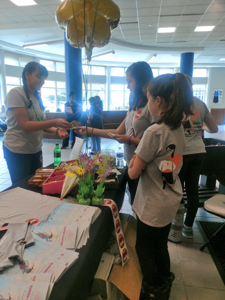 gpsPIC's tweet photo. Sixth and seventh grade volunteers hard at work at concessions and T-shirt sales. #getyourmbd #GPSvolunteers #SaturdayService https://t.co/gmHvvIkzfm