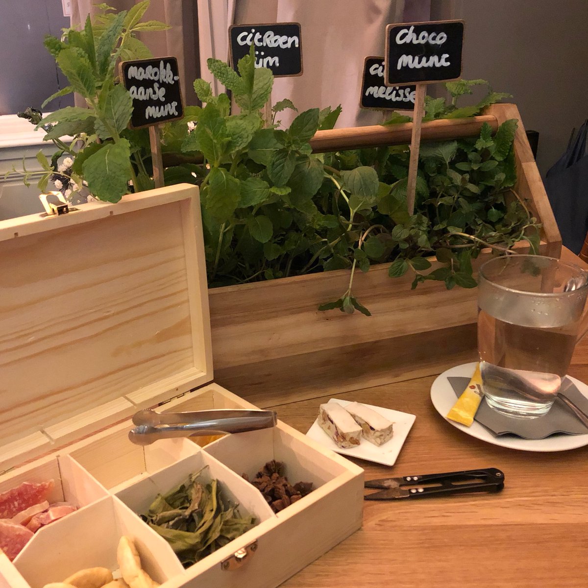 Heerlijk weekendje volop genieten in #groningen samen met m'n lief waar het dubbel genieten werd bij grandcafé <a href="/DeBetereTijden/">DeBetereTijden</a>. Ongelofelijk lekker eten in een geweldige huiskamersfeer, waarbij het portable moestuintje voor 't kopje thee het geheel helemaal af maakte #toptent