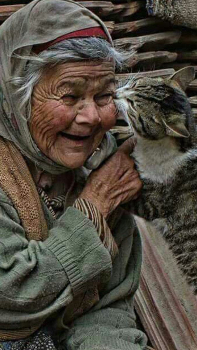 #

السعادة ليست في أن يكون
 عندك الكثير جدًا ..
وإنما السعادة في أن تحب الدنيا
 والناس والخلائق أجمعين ..