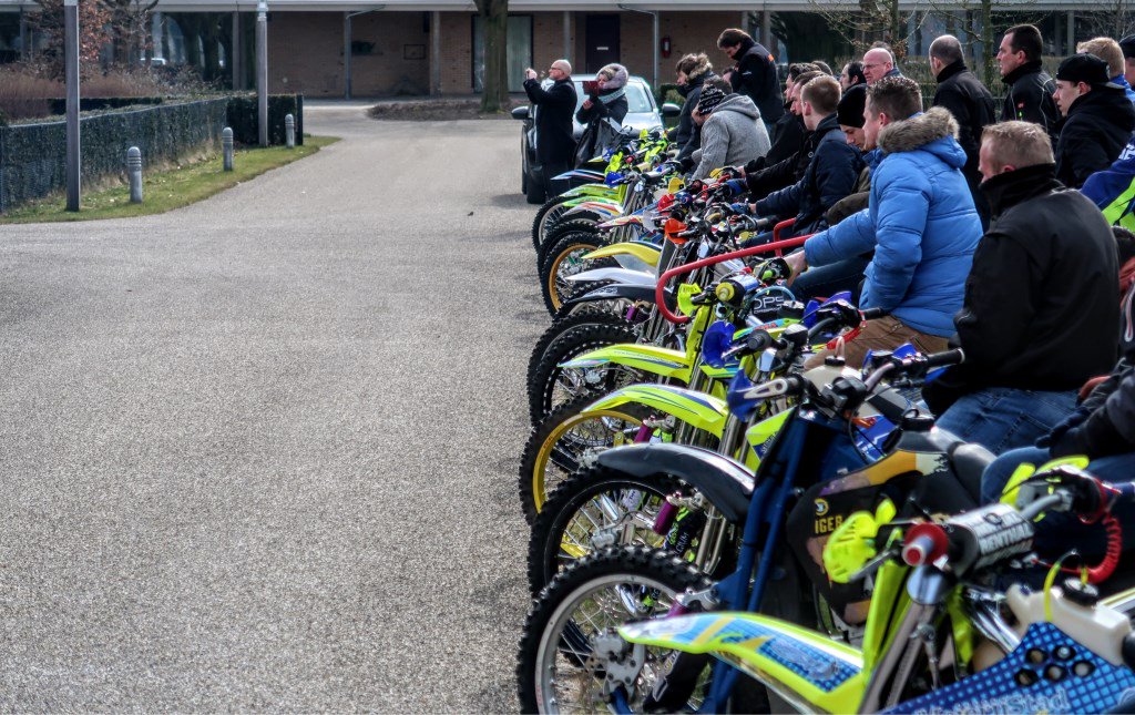 ANContactBM's tweet photo. Crossvrienden bewijzen Hans de laatste eer  - https://t.co/KOvcWTmDTe https://t.co/ylfyCLSFsw