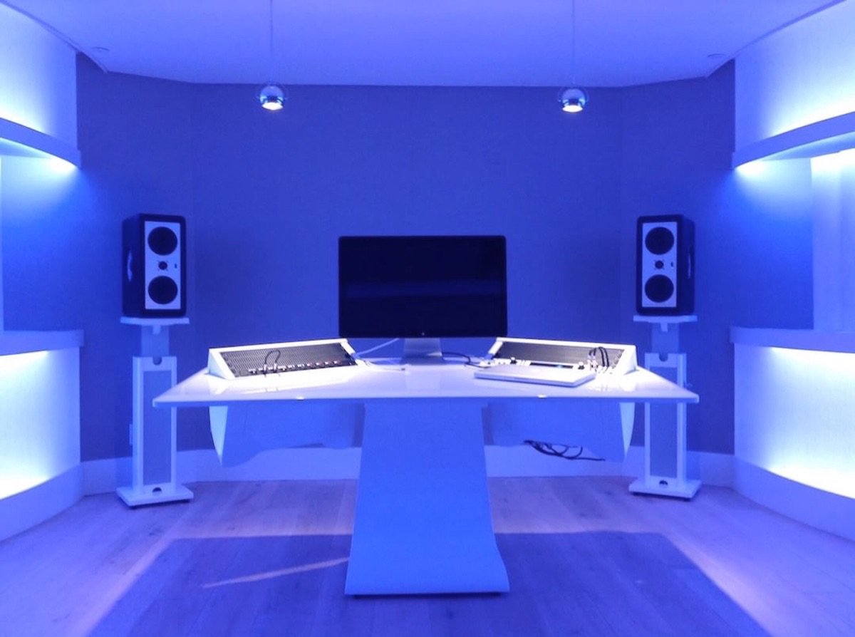 ZAORFurniture's tweet photo. Go Blue🔷 and White🔳 like Basement Composer Studio LA #idesk #monitorstand #bubblesstudiodesign #studiodesk #studiofurniture https://t.co/rzYPTtw9gY