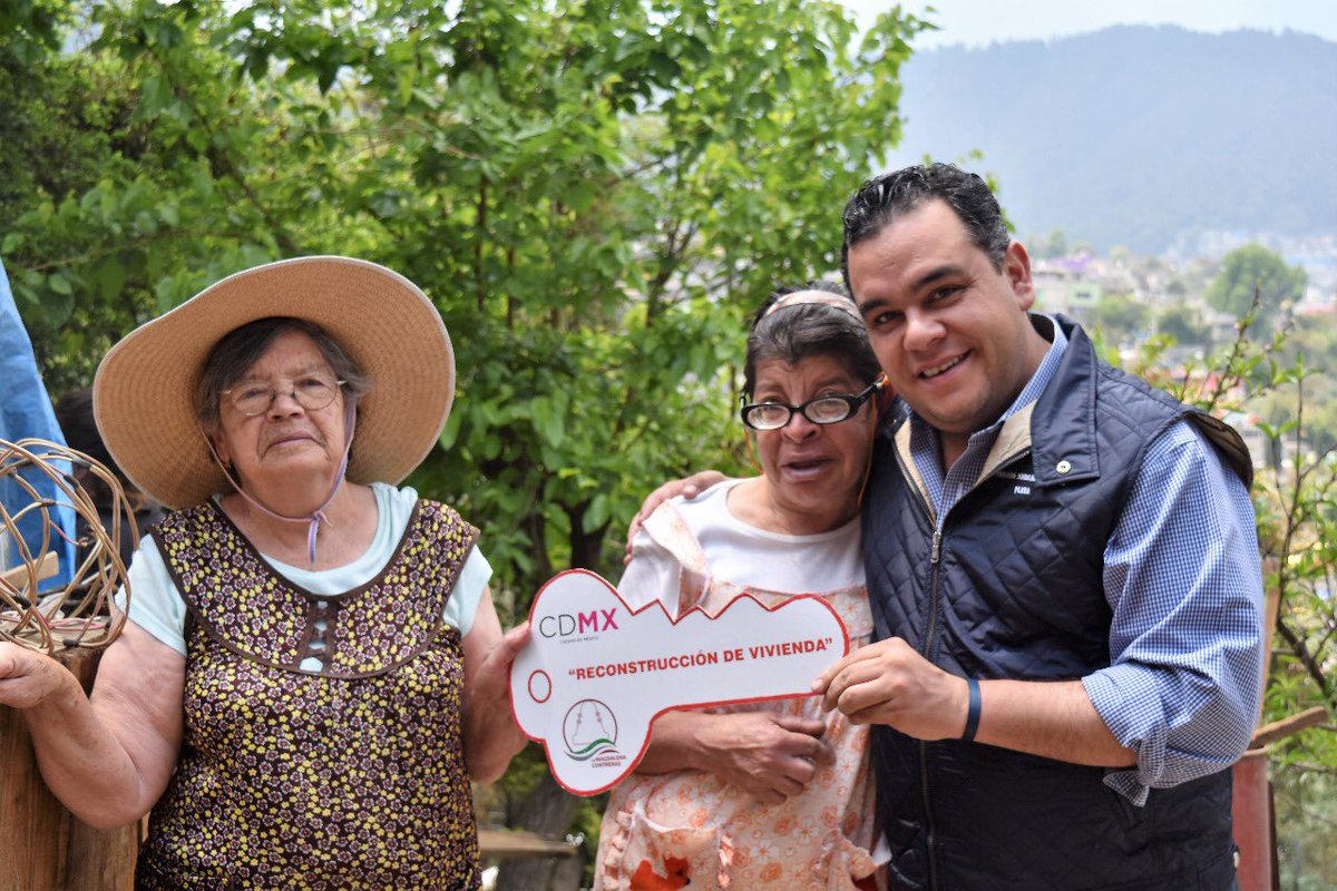 Fer_MercadoG's tweet photo. #BuenasTardes Visitamos la Col. El Ocotal para hacer entrega de viviendas intervenidas tras sismo del #19S ¡seguimos refrendando nuestro compromiso con l@s vecin@s afectad@s, no están solos juntos estamos saliendo adelante! #LaNuevaFormadeGobernar https://t.co/sS5wkrpmyD