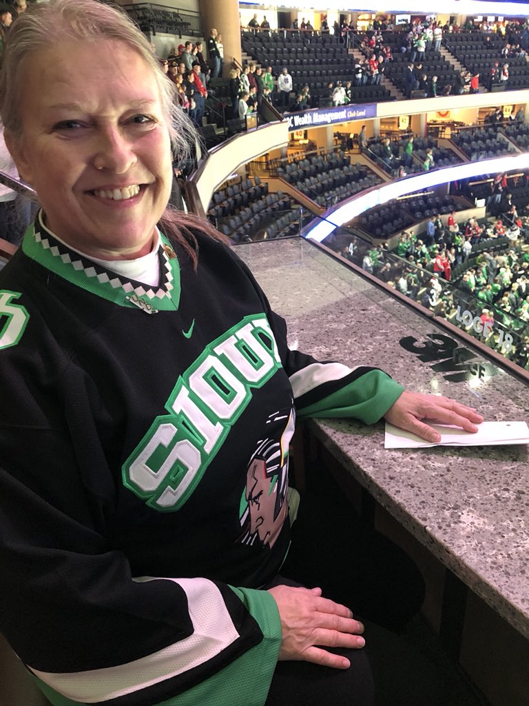 Lo_Lilly16's tweet photo. #FrozenFaceoff #NCHCBudLight https://t.co/xfkMtrNCER