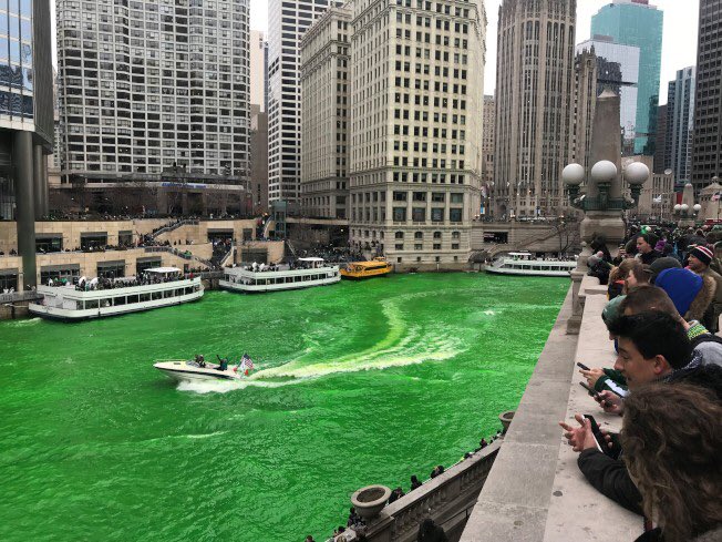 芝加哥，每年绿帽子节都要把河水染成绿色 https://t.co/zatrDwf2rQ 1