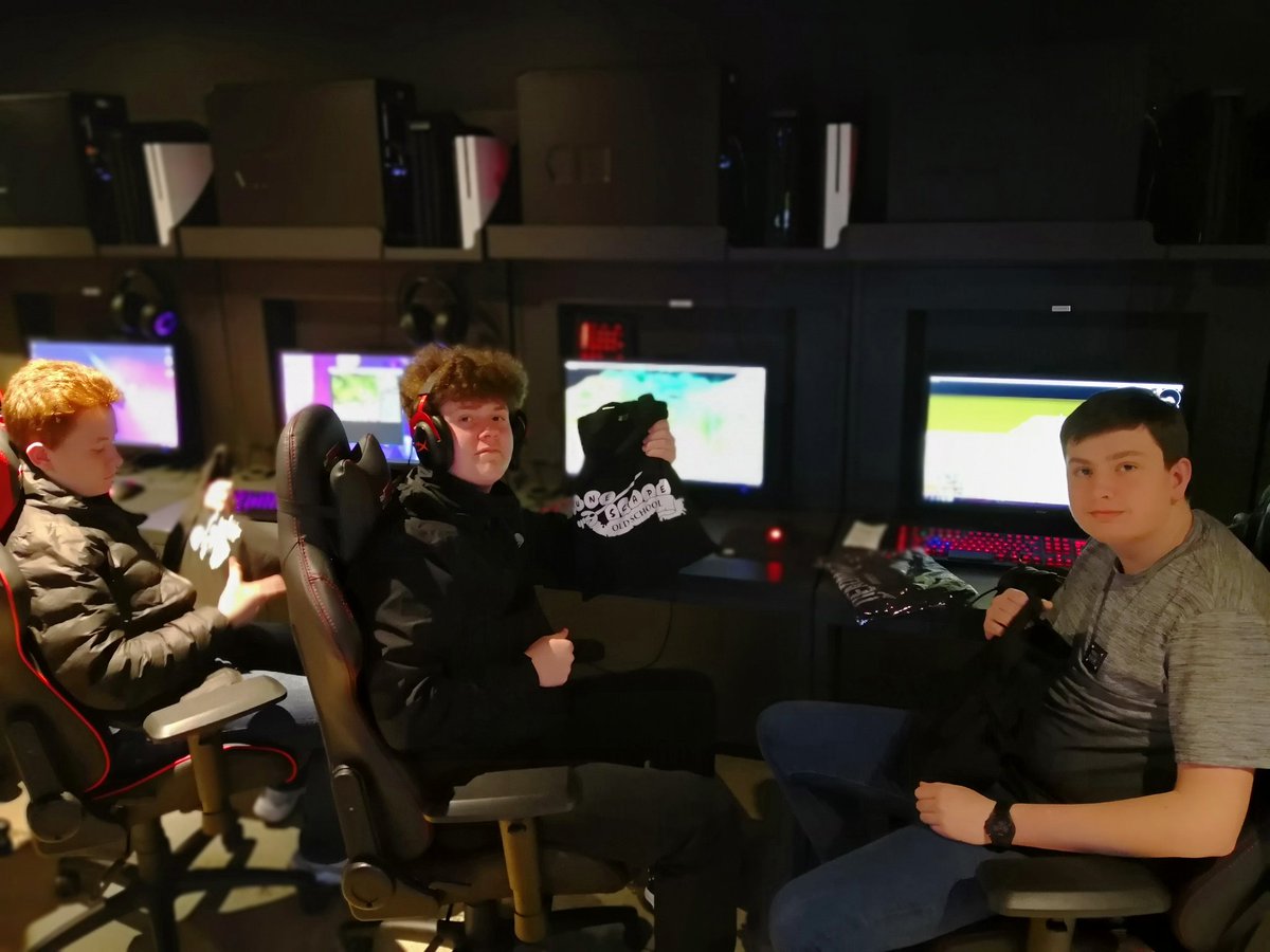 BelongLDN's tweet photo. Absolutely AMAZING day today!!! #runescape #DeadmanSpring 18 @Jagex congrats to the winner!! We had a great time here at our Arena with these fantastic fans. Packed with RuneScape gameplay, tournament drama, goodies and PIZZAAAAA!!! The atmosphere was perfect. Until next time!! https://t.co/N4JZdt9wLT