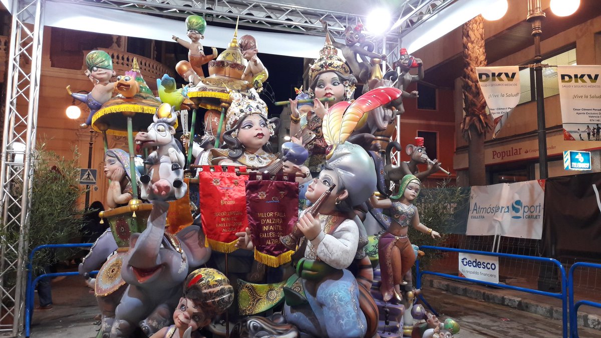 CsAlzira_'s tweet photo. 🏆Enhorabona a la @PlazaMayorAlz pel merescut doblet ✌ i als 🎨 #ArtistesFallers 👉 #GermansParra.
🍊 @CsAlzira_ amb les 💥#Falles 🔥
#Millor #Falla2018 #Alzira https://t.co/Imuc1SaCji
