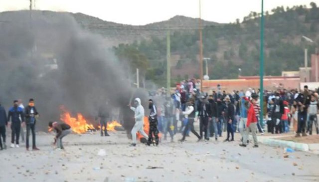 LamineKingbird's tweet photo. #Maroc ~~ Situation très tendue à #Jerrada , ( Blessés & arrestations ); les villes avoisinantes se solidarisent.
le #Palais_royal déploie son #armée... https://t.co/hc3jJBEQLg