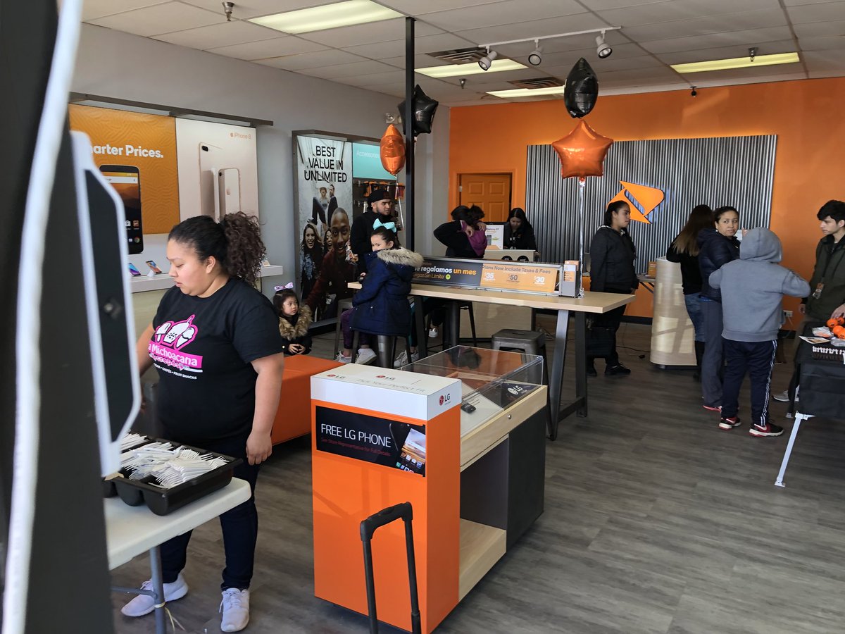 Aleks_Boost's tweet image. Huge grand opening at 12 Tyler creek in Elgin! @PedersonSprint @AmyBoost @RodRodJ33 @dayalasprint1
