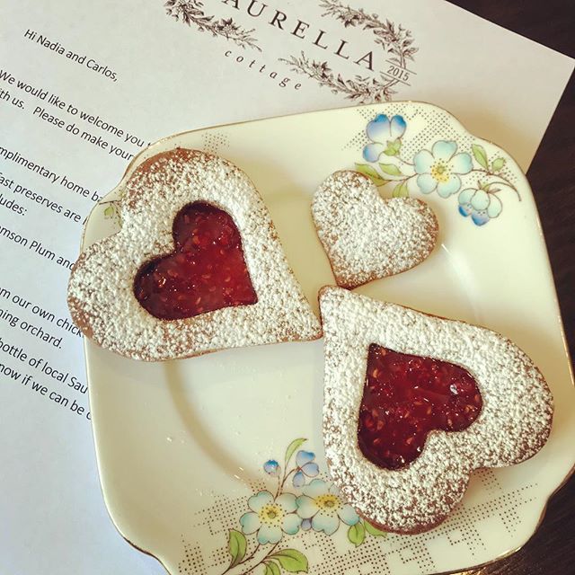 nadialimchef's tweet image. Home-made spice biscuits lovingly cut out into hearts and filled with home-made jam. Love the #homemadetouch #laurellacottage #blenheim #malborough