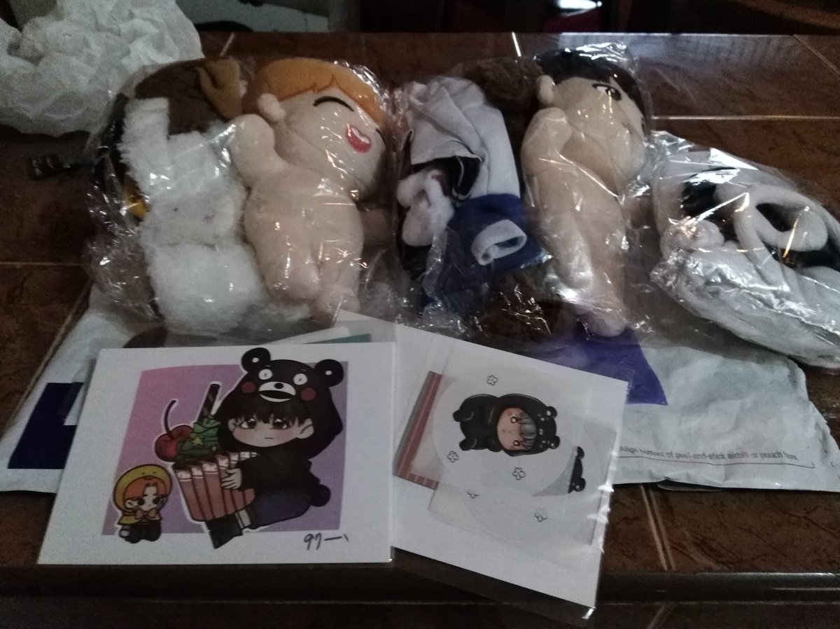 shana_kasandra's tweet photo. Al fin llegaron mis bebés 😍😍😍
Muchiiiiiisimas Gracias @JHopeMex @SugaMexico_  @HouseOfARMYMX las amo demasiado 😘😘😘 es la primera compra de este tipo que he echo en mi vida y estoy muy feliz de aberlo echo🤩
(la verdad llegaron hace 2 días lo siento😫) https://t.co/2yGlnYnB5d