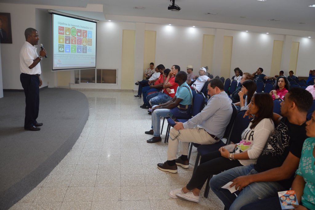 INTRANT_RD's tweet photo. Geovanny Coca, facilitador de la Escuela Nacional de Educación Vial (#ENEVIAL), expone sobre #SeguridadVial y la #Ley6317 durante el segundo día de la #FeriaDescubreBarahona2. | #INTRANTEduca #NTRANT. https://t.co/kIjKcQHzvm