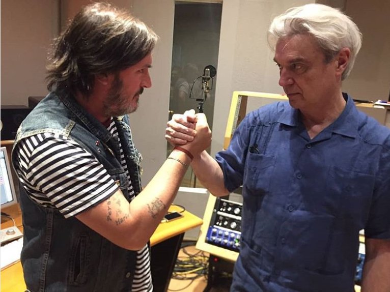 Hoy pasamos una tarde alucinante cantando con David Byrne, grabando una canción para el disco nuevo.

#santacruzdelasierra #nicolanda #davidbyrne #elamoresunaccidente