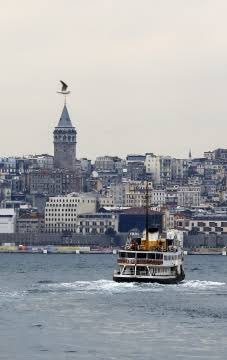 Akıp giden bir vapur, denize küsmüş bir martı ve boynu bükük kalır Galata. Ah İstanbul ah ..