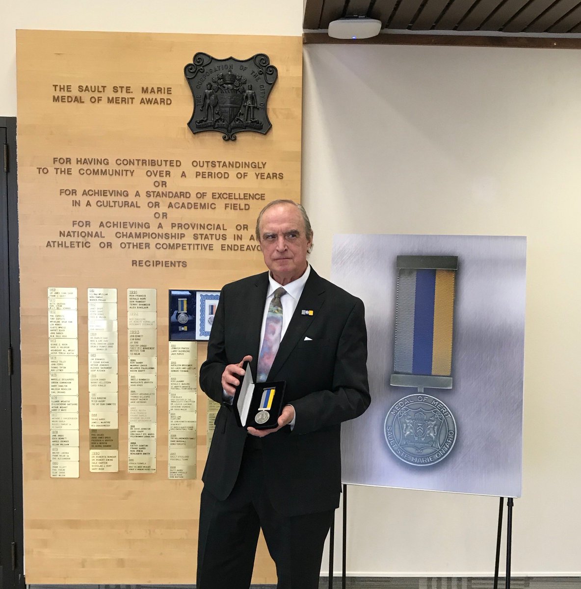 Congratulations to the 2017 Medal of Merit recipient Michael Burtch! https://t.co/kTYA3u1uDY