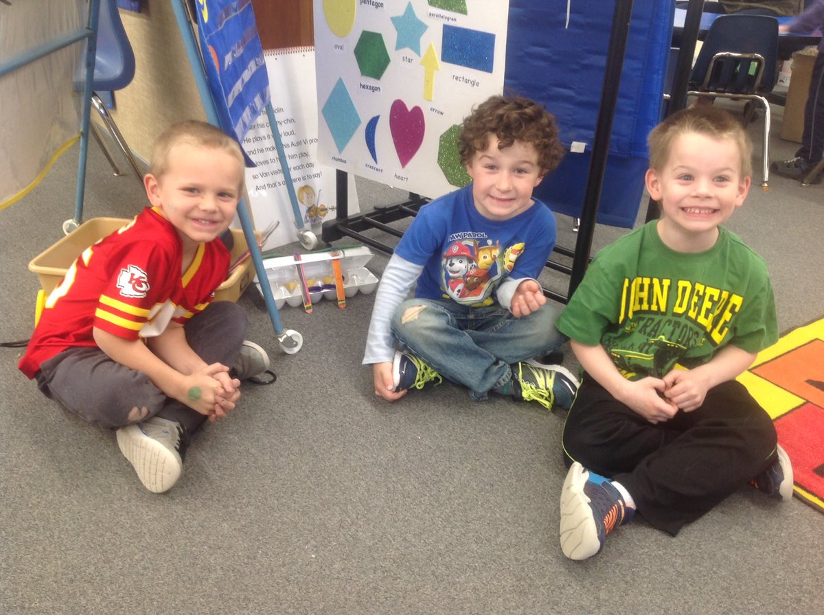 blhorchem's tweet photo. How to catch a leprechaun?  Preschoolers design a leprechaun trap.  Leprechauns visited our room but escaped the traps.#usd303 https://t.co/rqK4LdRGLw