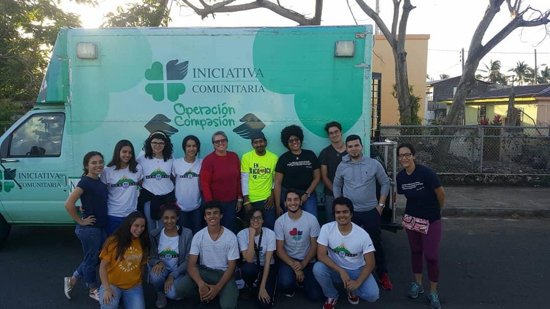 MEDLIFE_UPRC's tweet photo. Nuestros miembros del grupo de vino tuvieron una hermosa noche con la Ronda Operación Compasión haciendo una #CalleDeAmor. ❤❤❤
#VolunteerinAction
#MEDLIFECUC
#GrupoVino https://t.co/vJ4sabRSfq