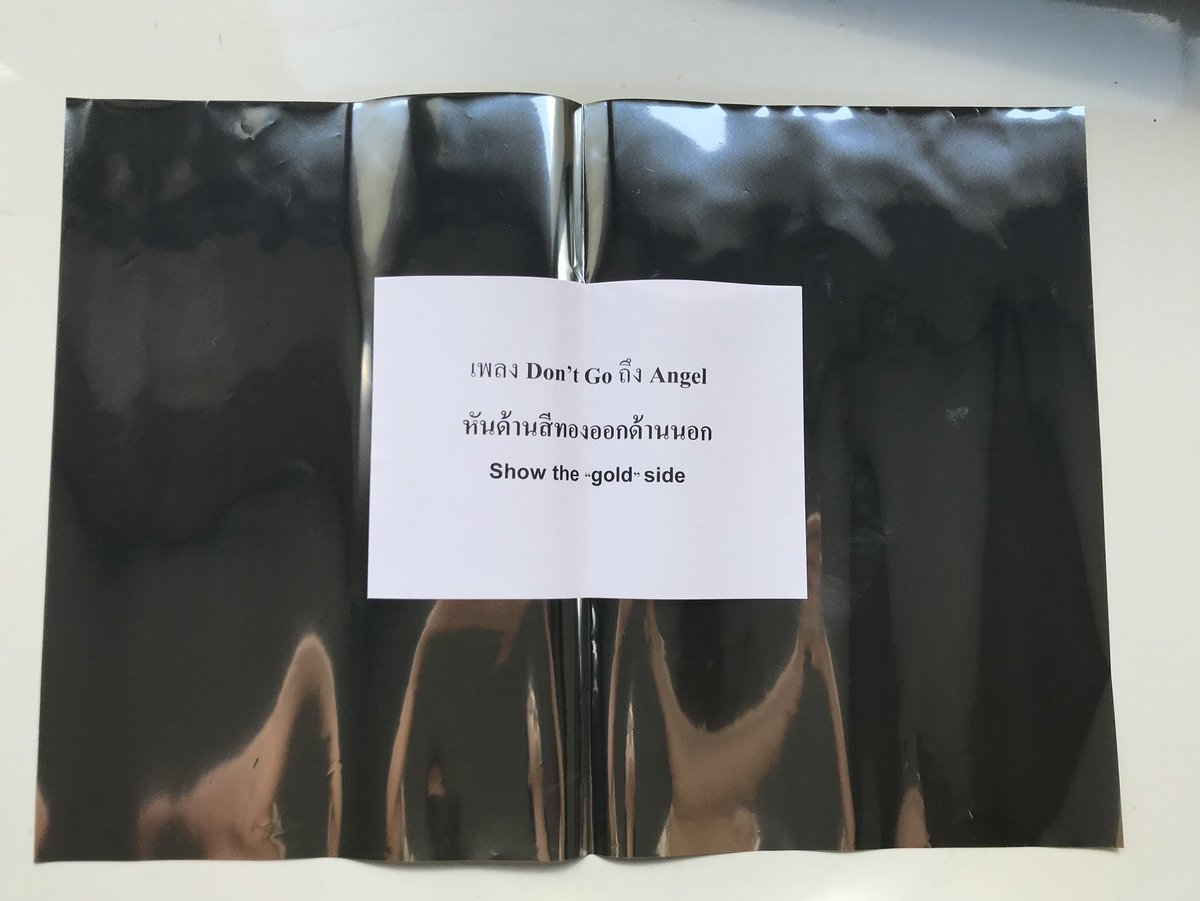 exothfan_union's tweet photo. #ElyXioninBKK ในส่วนของการแปลอักษรของโปรเจกต์ที่เพลง Don't go ในวันนี้ แผ่นสีสำหรับแปรอักษร จะเป็นแผ่นสีฟลอยมีด้านสีทองและสีเงิน เราต้องหันด้านสีทองออกนะคะ ยูเนี่ยนได้แปะกระดาษกำกับไว้แล้ว ฝากช่วยกันเช็คคนข้า��ๆ นะคะว่าหันผิดด้านหรือเปล่า https://t.co/hzTeZsdWSH