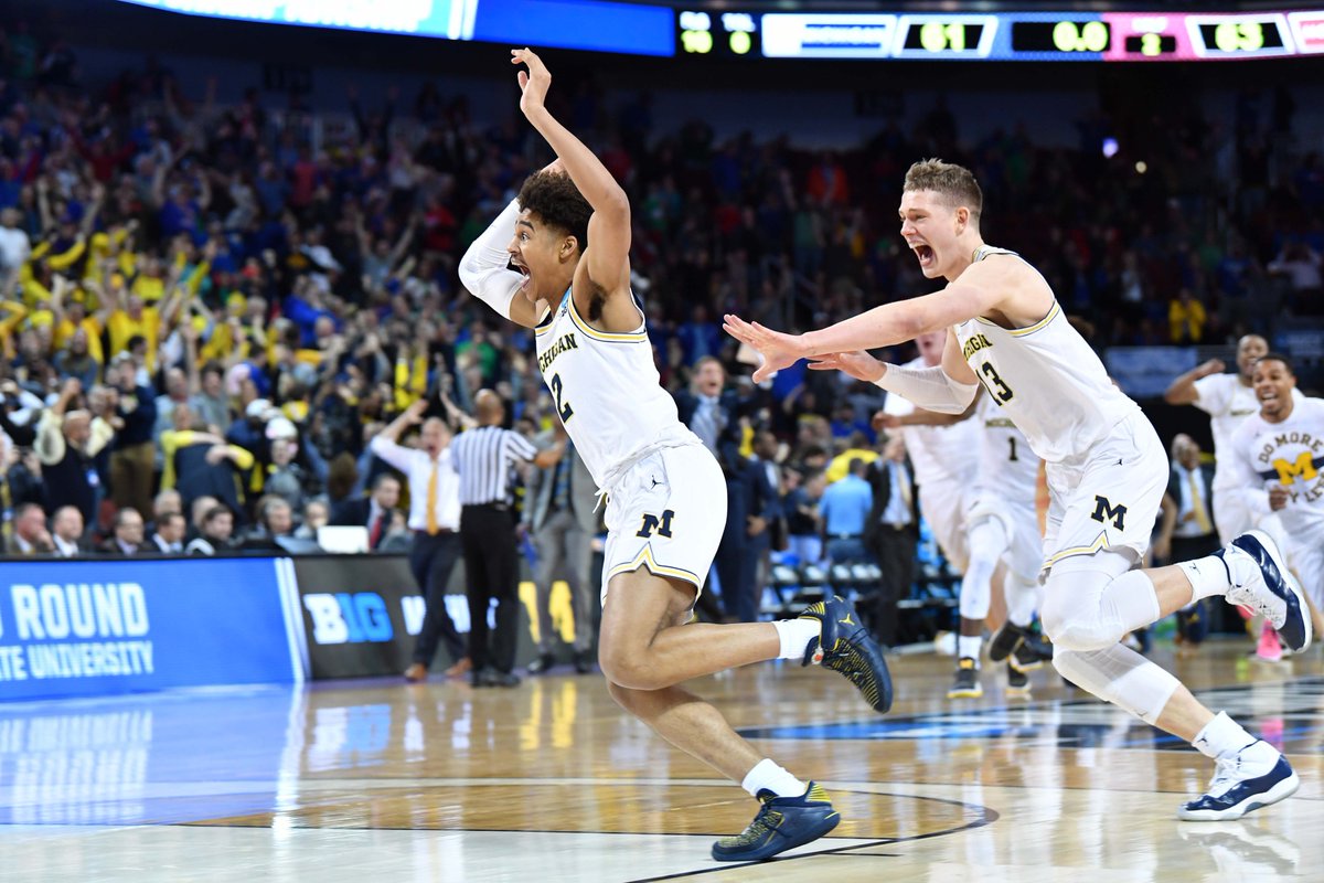a_roux's tweet photo. Can't get enough of Jordan Poole's lap and chase around the court after the shot.

📸: @usatsimg https://t.co/CMB0SYRrcE
