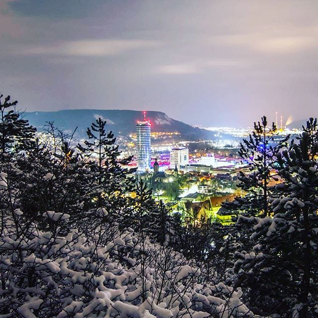 jenaparadies's tweet photo. Good night or good morning...🤷♂️ #jena #jenaparadies #snow #nightlights #heimatliebe #canonphotography #jenacity #abinsbett #visitjena https://t.co/OA6Zgcsp8e