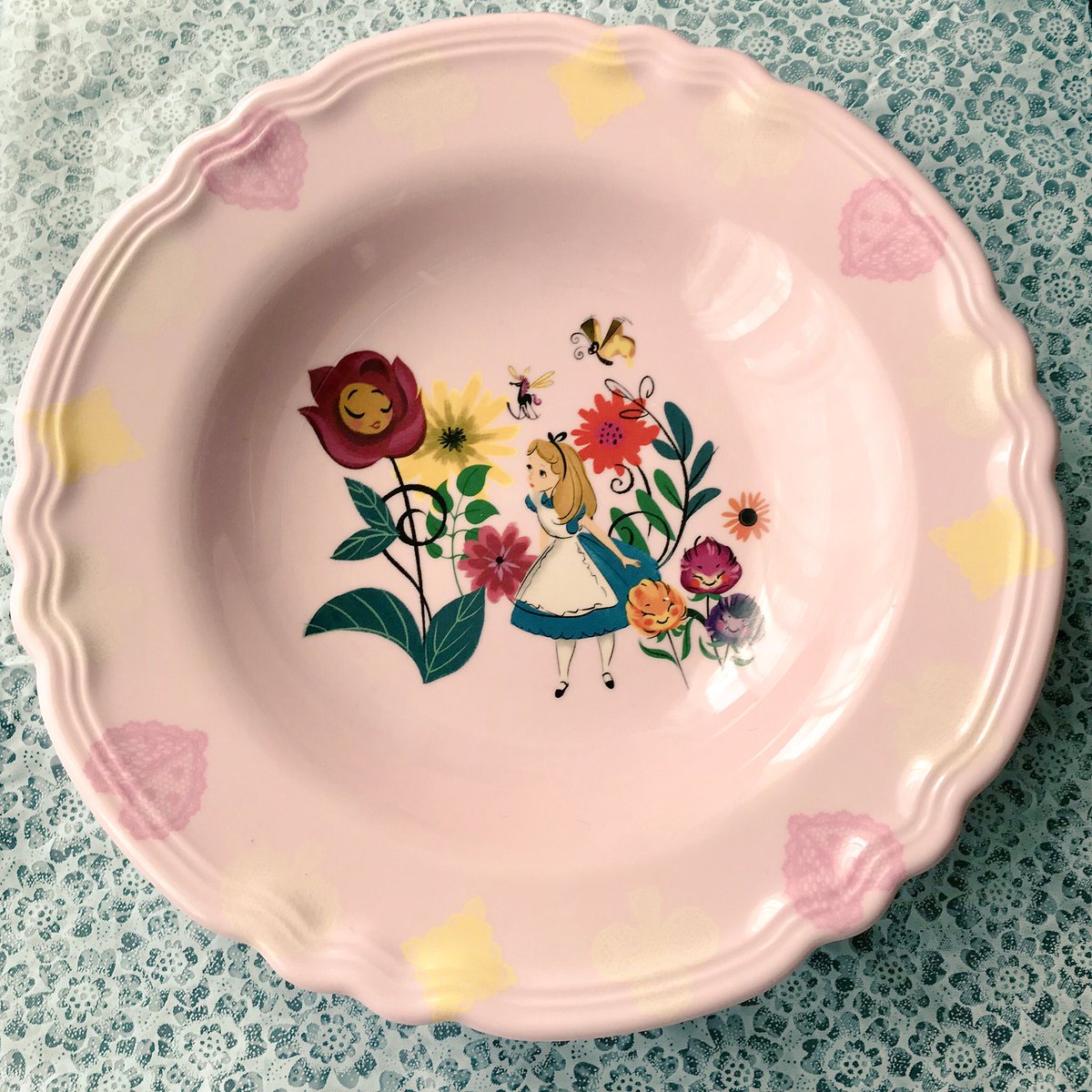 チェルシー アリスのプレート 絵柄もフチも可愛くてとても気に入っています 食器として使うとアリスが見えなくなってしまうので 多分ずっと飾り皿 アリス ふしぎの国のアリス 不思議の国のアリス ディズニーストア Disneystore T Co