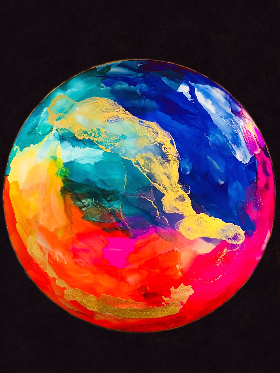 chickweedwomen's tweet photo. Saturday artworks! ‘My World’ ~ alcohol ink on 12” aluminum disc. #ArtBySue #alcoholinkartist #alcoholinkart #thinkpositivedopositive https://t.co/qkm2tkiU6i