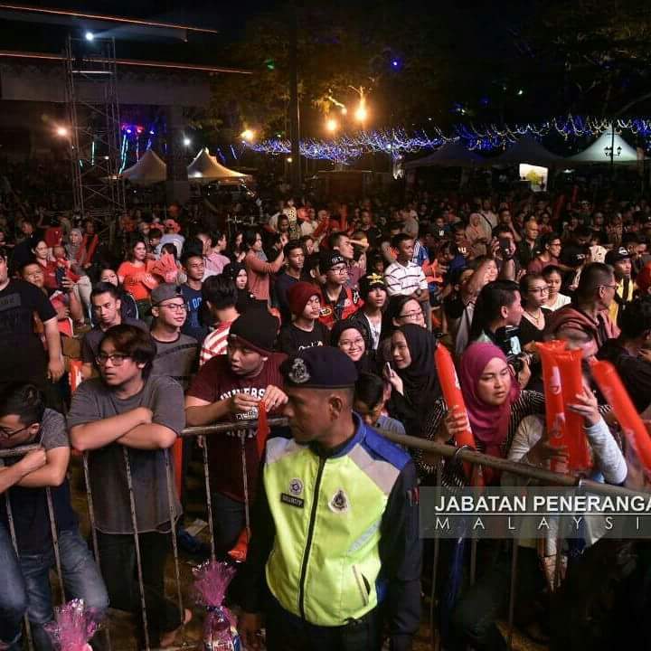 JapenSabah's tweet photo. Pengunjung membanjiri Konsert Pesona sempena Fiesta@RTM#BagusBah yang berlangsung di Padang Merdeka malam tadi. Turut hadir Menteri @kkmm_gov YB @sallehsaid ,KP @JPenerangan Dato' @ibrahman serta Pengarah Penerangan Sabah, @WadyGl 
#Negaraku
#SabahTanahAirKu 
#KitaOK https://t.co/nEmol6nOsm