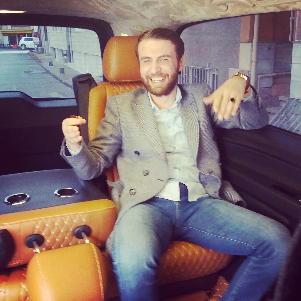 Gülmek  bir #Şahsiyet meselesidir