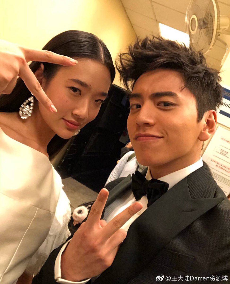 어제 열린 아시안필름어워드 시상식에 참가한 왕대륙과 영화 배드지니어스 여주인공 태국 여배우 추티몬 추엥차로엔수키잉 같이 찍은 사진.시상자...