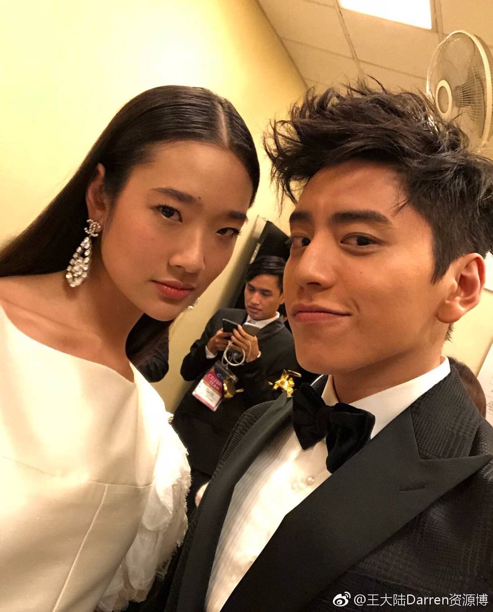 어제 열린 아시안필름어워드 시상식에 참가한 왕대륙과 영화 배드지니어스 여주인공 태국 여배우 추티몬 추엥차로엔수키잉 같이 찍은 사진.시상자...