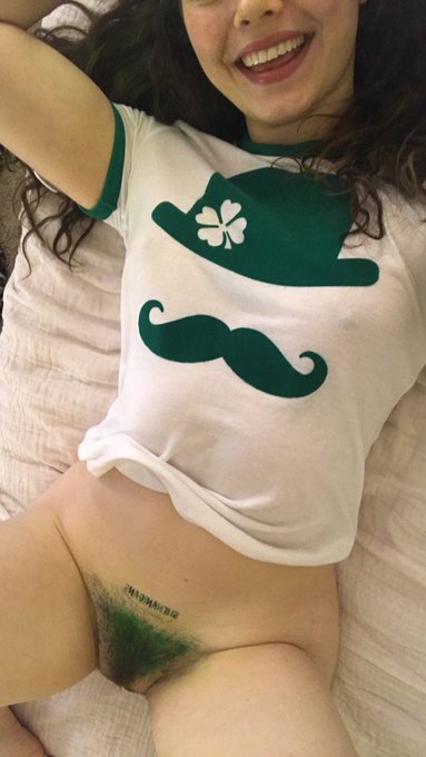 My bush is green ☘️😂 https://t.co/tY6yeMhiTo