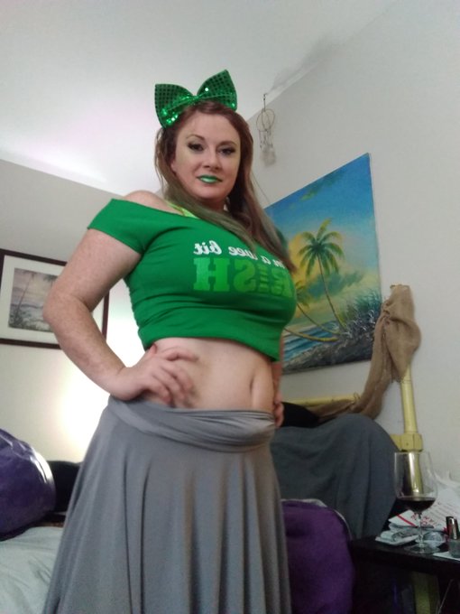 Seeing green!! Getting ready to go online. Will be online at 9pm CST. https://t.co/1sRDrQ4taF