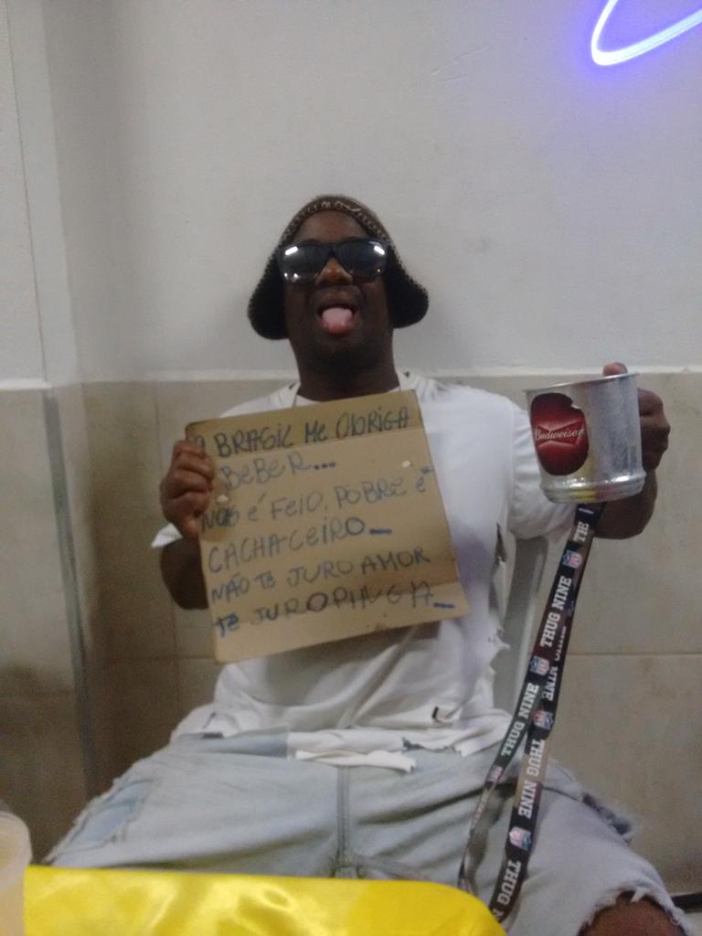 DouglasFfc88's tweet photo. Aquele mendigo cachaceiro... https://t.co/mEdX9Uipua