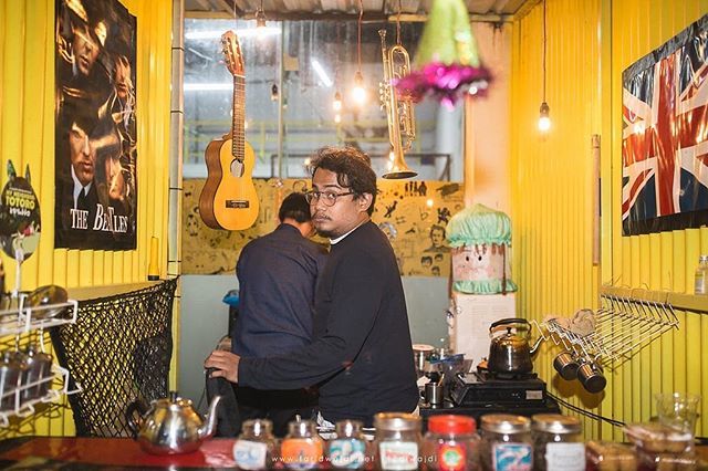 aiwajdi's tweet photo. Pro-tea-in, a small yellow box with a nice tea an a friendly guy. Here is @acohwahab before the show with @lokamusik at Prolog fest 2018.
.
.
#prologfest #makassar #yellowbox #tea #backstage #musicphotography #aiwajdi #canonindonesia #canonphotographer #โฆ https://t.co/nQpUmlzfv4 https://t.co/RA4cTmZBUH