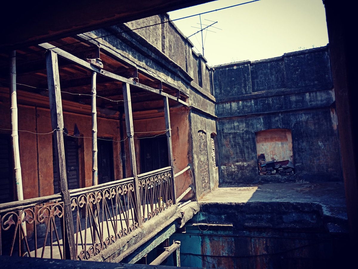 toi_pDasgupta's tweet photo. Dibakar Banerjee had come to do a recee of this building before shooting his Byomkesh
#writerslife #writersbuildings #authors https://t.co/eSDIAWgroj