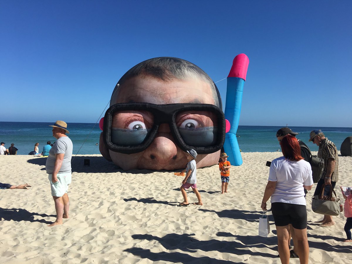 ‘Damien Hirst Looking For Sharks’ - great piece by Danger Dave and Christian Rager @sculpturebysea #sxscottesloe18