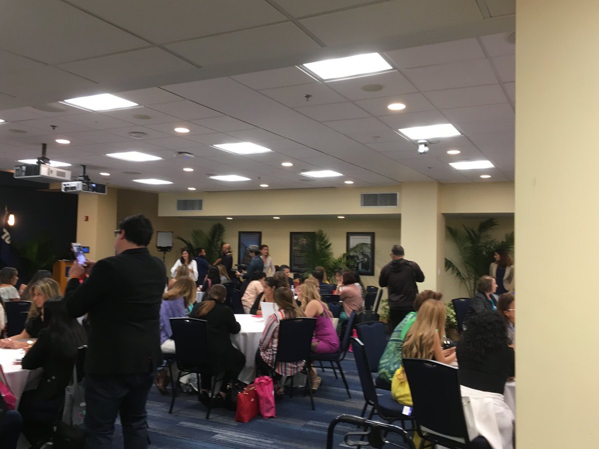 smva21's tweet image. Mi parte favorita de #25Poderosas #SpeedMentoring @peopleenespanol Espero lo repitan todos los años 🙏@ArmandoCorrea @Monique_Manso @mariaamorales