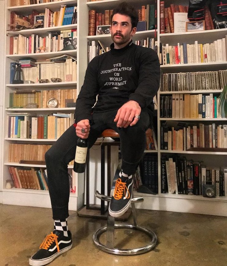SAMiRWTF's tweet photo. When some guy starts hitting on teddy at the bookstore https://t.co/a0vybOLadG