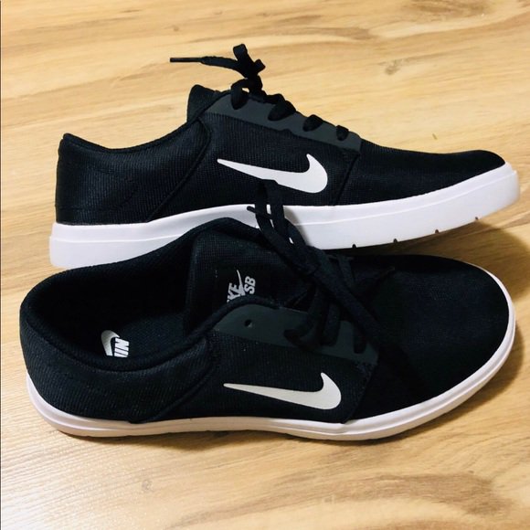 stylewarehouse7's tweet photo. So good I had to share! Check out all the items I'm loving on @Poshmarkapp #poshmark #fashion #style #shopmycloset #jackrogers #nike: https://t.co/EEgfwvgQTj https://t.co/joEPXyHfAD