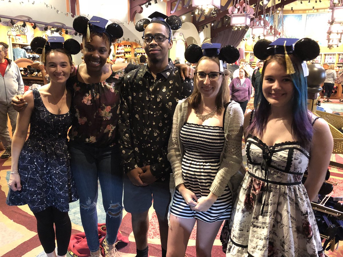 troupe_4376's tweet image. Senior Thespians 🎭