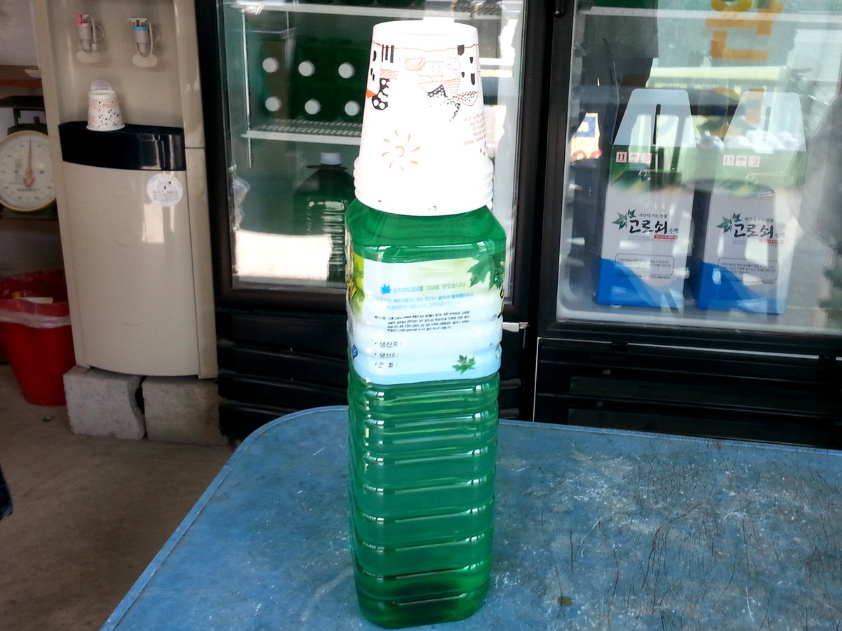 nnadtech's tweet image. 검찰에 간 대통령은 ‘모르쇠’ , 나는 ‘고로쇠’ 
38번 국도를 따라가다 보면 정선과 영월의 도로변에 고로쇠를 판매하는 곳들이 많죠. 약간 달작지근하면서도 밍밍한 고로쇠 물맛이 건강에 좋다니까 그래서 그런지 속이 뻥 뚫리는 기분이 드네요. 
고로쇠(2리터) 8,000원