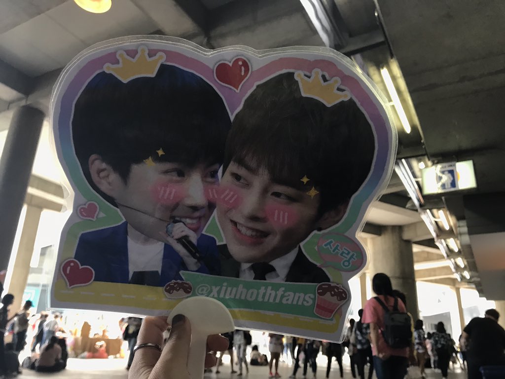 xiuhothfans's tweet photo. พิกัด : เกท 2 ข้าง Dunkin Donut ค่ะ มารอกันได้เลยนะคะ #ElyXioninBKK https://t.co/Lr9MQVv9m0