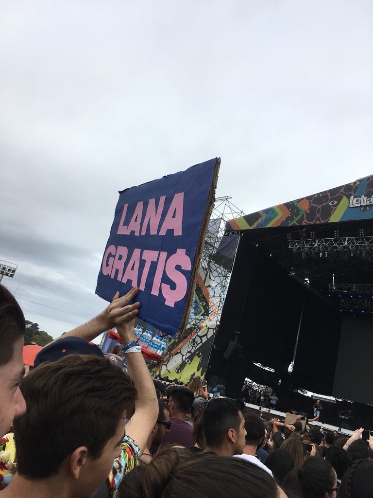 LuchaaV's tweet photo. La rompieron los carteles en Damas gratis 😂 #LollaAr https://t.co/r5irGrqqHS