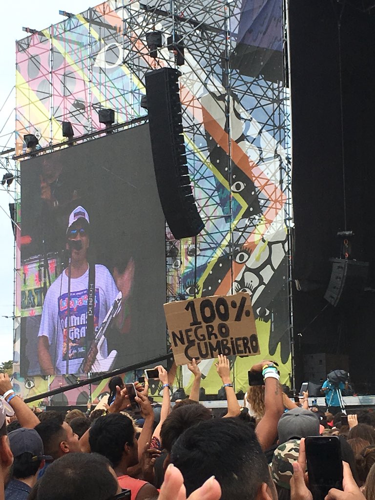 LuchaaV's tweet photo. La rompieron los carteles en Damas gratis 😂 #LollaAr https://t.co/r5irGrqqHS